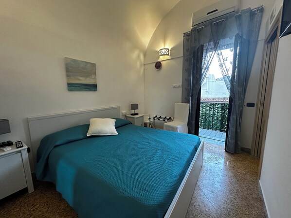 1 habitación, tabla de planchar con plancha, wifi gratis y ropa de cama 