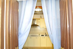 冷蔵庫、オーブン、コンロ、電気ポット