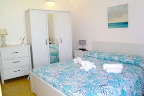 1 chambre, fer et planche à repasser, accès au Wi-Fi (inclus)