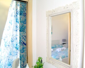 1 habitación, tabla de planchar con plancha, wifi gratis y ropa de cama