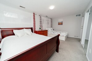 5 bedrooms, iron/ironing board, WiFi, bed sheets