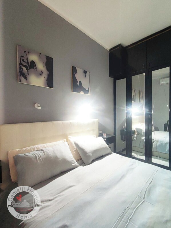 3 quartos, escrivaninha, ferros/tábuas de passar roupa, berço de viagem