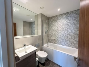 Sèche-cheveux, serviettes fournies, savon, papier toilette