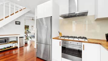 Jääkaappi, mikroaaltouuni, uuni, liesi