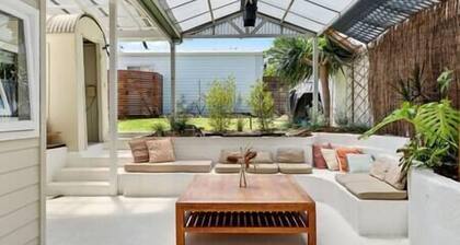 Cottage by the Beach - Close to South Terrace, Walk to Madalenas
