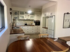Oven, stovetop, cookware/dishes/utensils