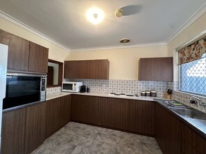 Refrigerador, microondas, horno, placa de cocina