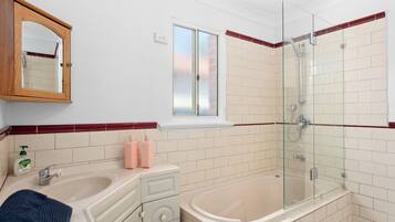 SĂšche-cheveux, serviettes fournies, savon, papier toilette