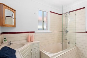 Hair dryer, towels, soap, toilet paper - Charming convenience in central Wembley - whole home with yard, pets welcome (Western Australia)