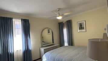 Bureau, fer et planche à repasser, Wi-Fi, draps fournis