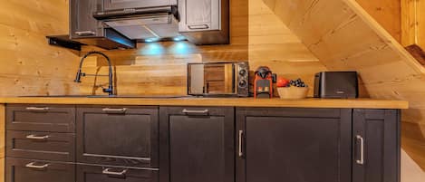 Frigorifero, microonde, forno, piano cottura