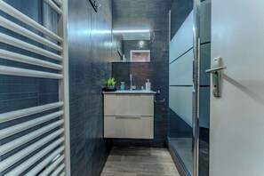 Douche, sèche-cheveux