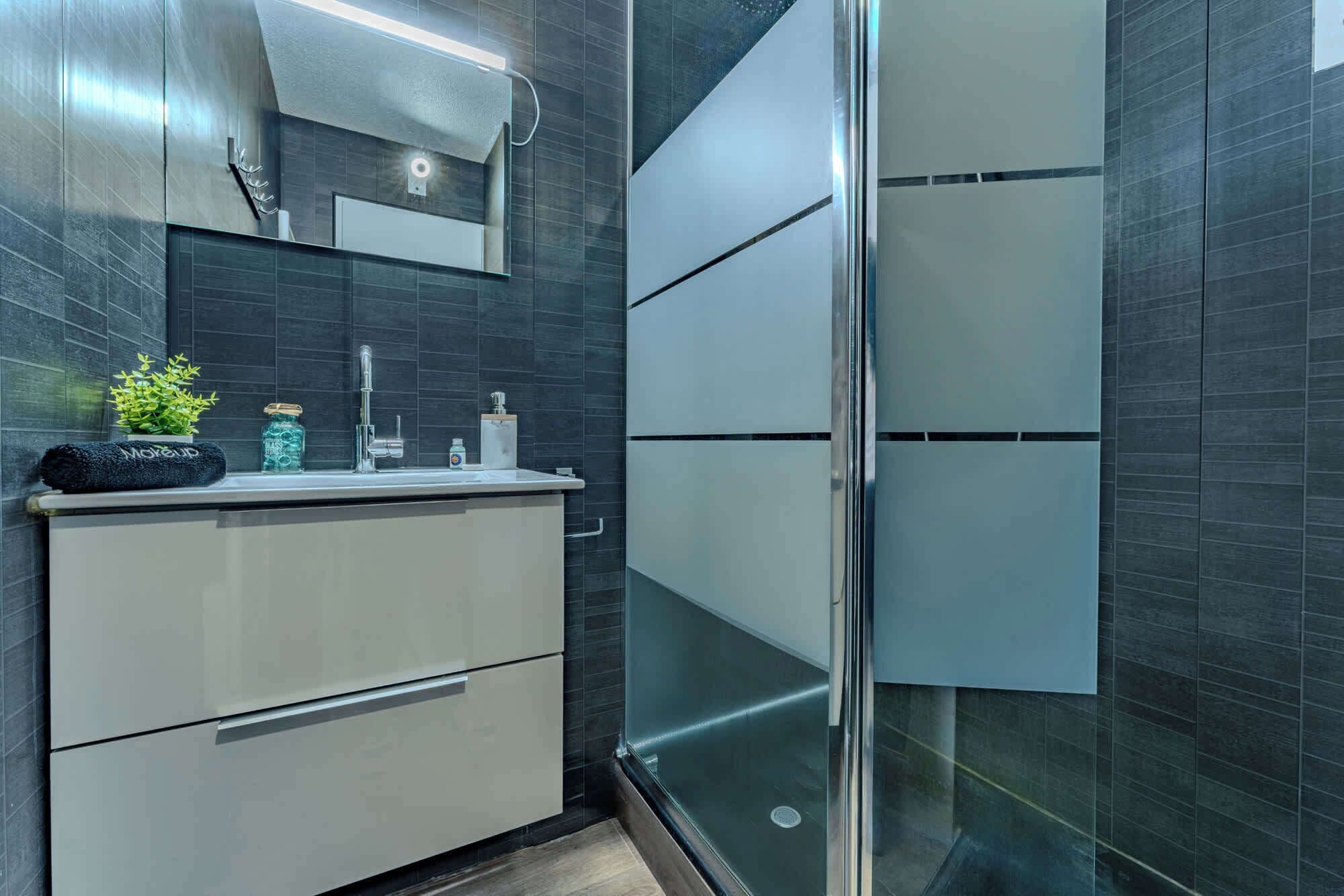 Douche, sèche-cheveux