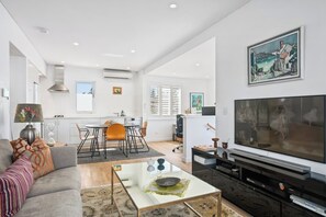 TV - Stylish Space close to River (Western Australia)