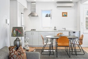Dining - Stylish Space close to River (Western Australia)