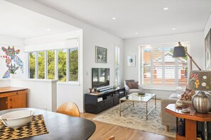 TV - Stylish Space close to River (Western Australia)