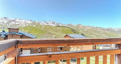 Appartement skis aux pieds et salon ensoleillé