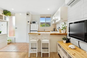 Fridge, oven, stovetop, cookware/dishes/utensils