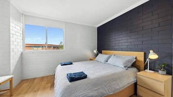 2 slaapkamers, een bureau, een strijkplank/strijkijzer, wifi