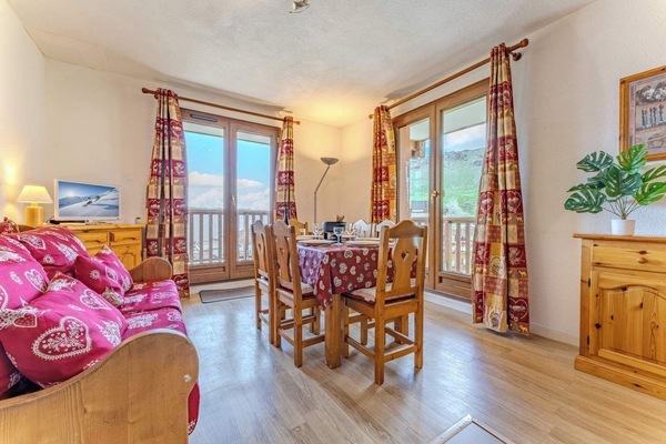 Relax in the heart of Val Thorens with breathtaking views of the 3 Vallées – comfort meets alpine charm.