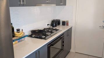 Frigorífic, microones, forn i placa de cuina