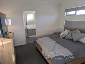 3 bedrooms, desk, iron/ironing board, WiFi - Single Level Family Home with Secure Parking and Courtyard (Western Australia)