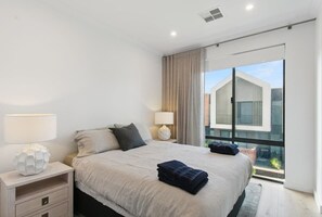 3 bedrooms, desk, iron/ironing board, WiFi