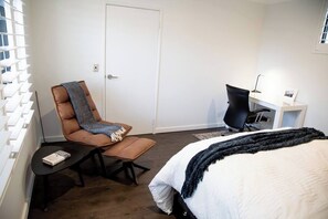 Desk, iron/ironing board, WiFi, bed sheets