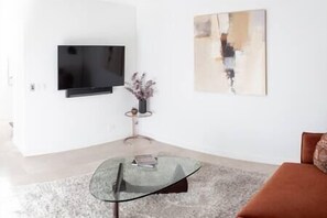 TV, fireplace, books, stereo