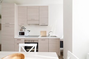 Een koelkast, een microgolfoven, een vaatwasser