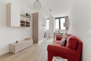 Living area - GuestHost - Cozy and bright 45m2 apartment located on the 1st floor of a building with a lift.The accommodation is located in a residential area of ​​the city: 300m from the house there is the tram stop #24 at the Via Ripamonti/Via Noto stop.You ca (Milano)