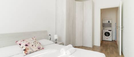 2 Schlafzimmer, Bügeleisen/Bügelbrett