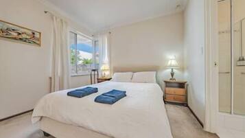 2 soverom, strykejern/-brett og sengetøy