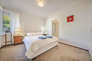 2 bedrooms, iron/ironing board, bed sheets