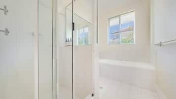 Hårtork, handdukar, tvål och schampo