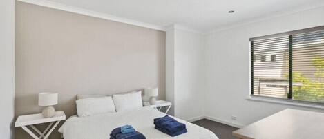 3 bedrooms, iron/ironing board, bed sheets