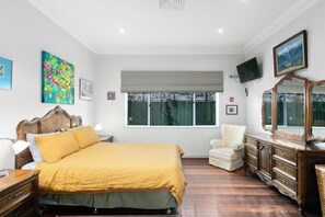 4 bedrooms, desk, iron/ironing board, WiFi