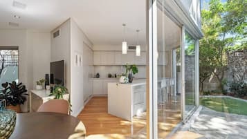 Refrigerador, microondas, parrilla de estufa y lavavajillas