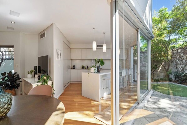 Fridge, microwave, stovetop, dishwasher