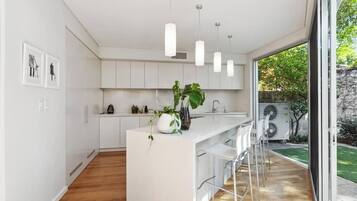 Refrigerador, microondas, parrilla de estufa y lavavajillas