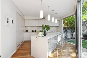 Réfrigérateur, micro-ondes, plaque de cuisson, lave-vaisselle
