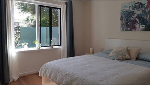 1 Schlafzimmer, Schreibtisch, Bügeleisen/Bügelbrett, Reisekinderbett
