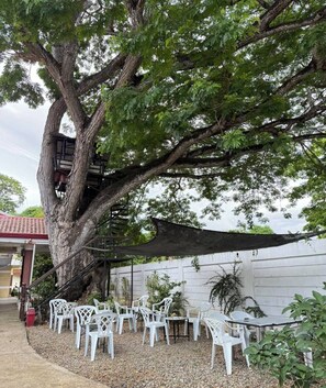 Outdoor dining - Cozy Stop Inn (Puerto Princesa)