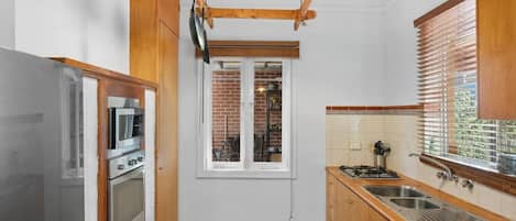 Réfrigérateur, un four, surface de cuisson, grille-pain
