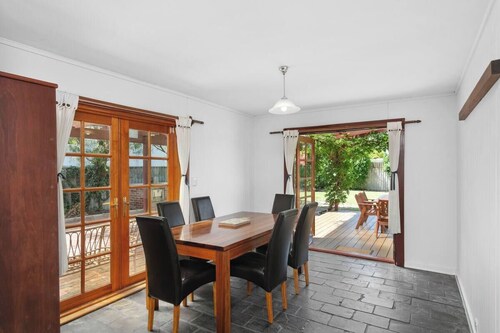 Great location, family and pet friendly home. Big yard. Parking