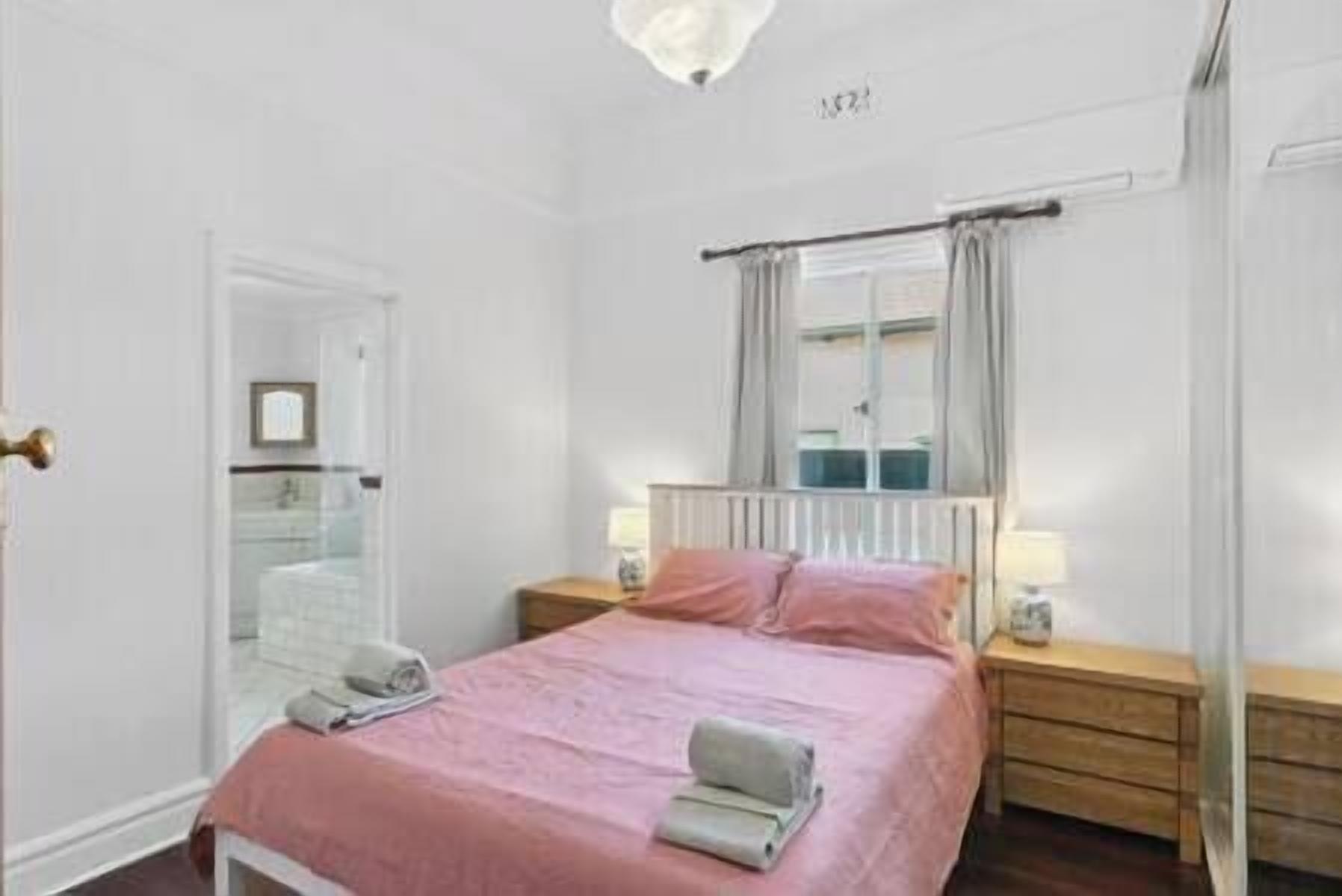 2 slaapkamers, een bureau, een strijkplank/strijkijzer, wifi