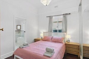 2 bedrooms, desk, iron/ironing board, WiFi