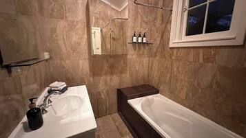 SĂšche-cheveux, serviettes fournies, savon, papier toilette