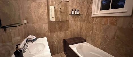 مجففات شعر، مناشف، صابون، ورق حمّام