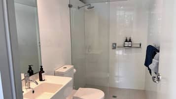 Een douche, een haardroger, handdoeken